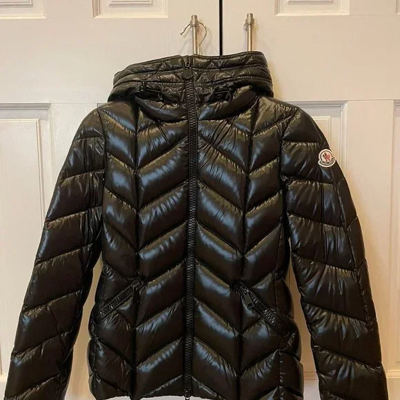 Moncler jacket no best sale sleeves